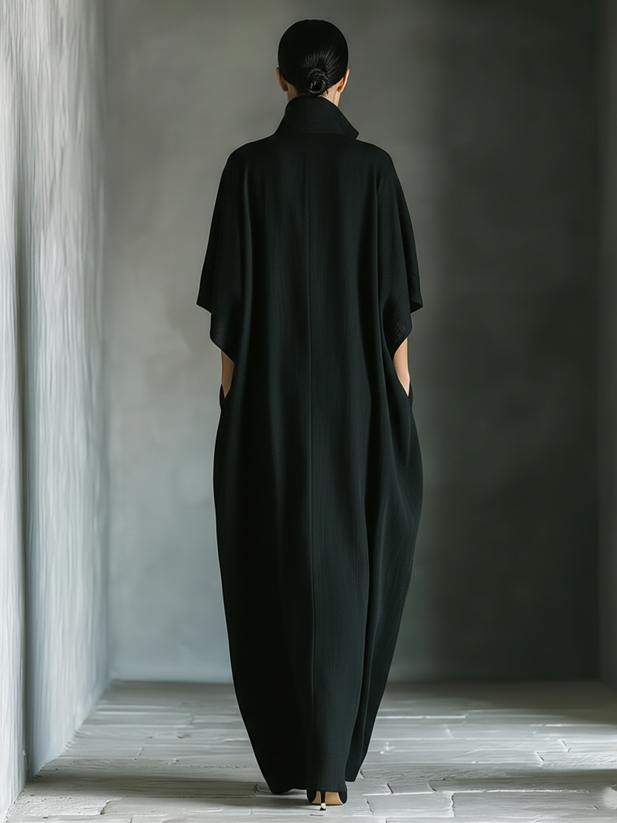 Costanza | Maxi abito nero con maniche a kimono e scollo a V